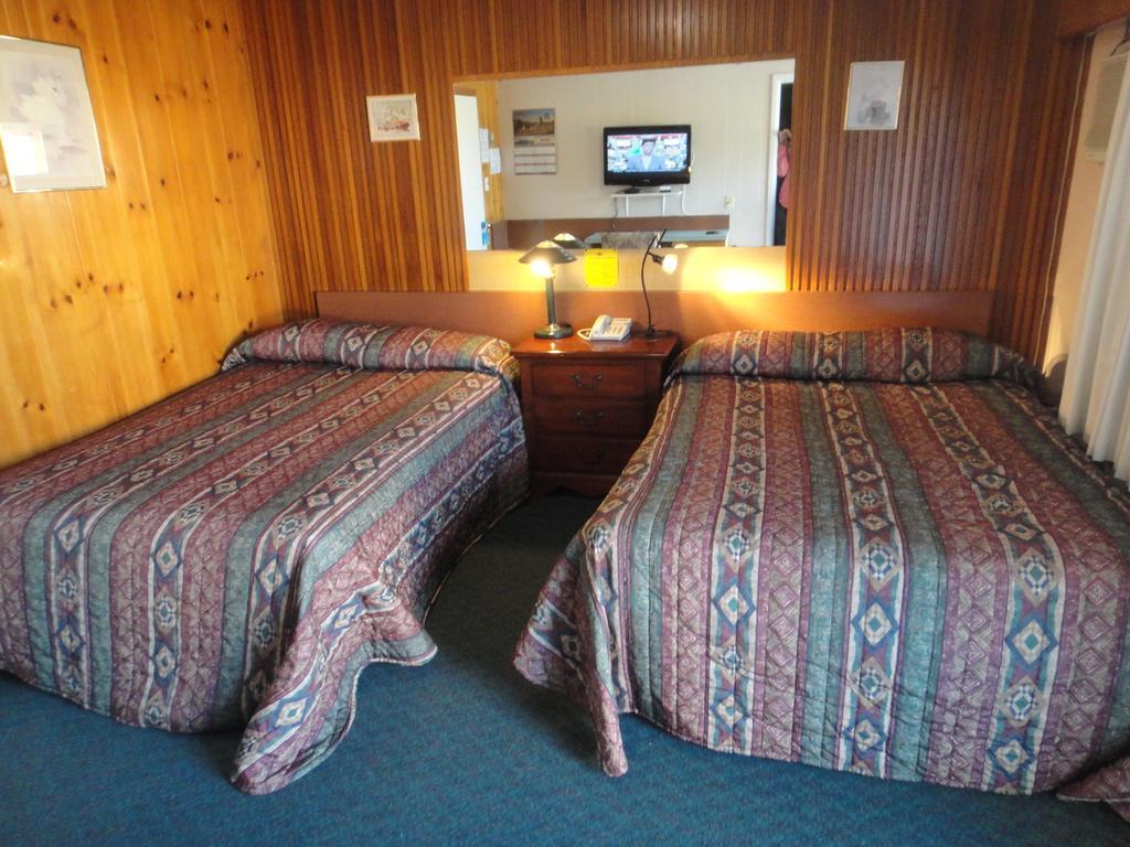 Airport Inn Quesnel Quarto foto