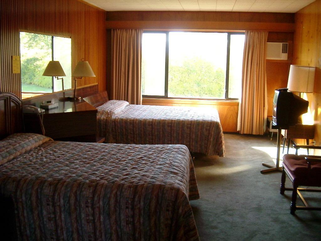 Airport Inn Quesnel Exterior foto