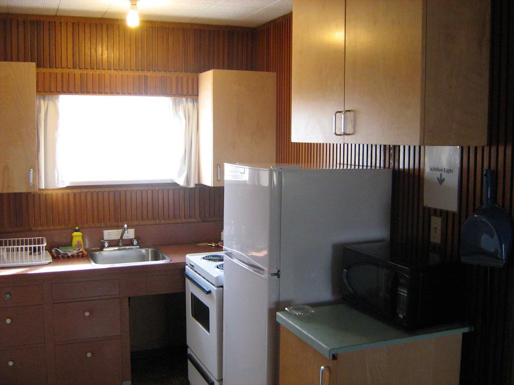 Airport Inn Quesnel Quarto foto