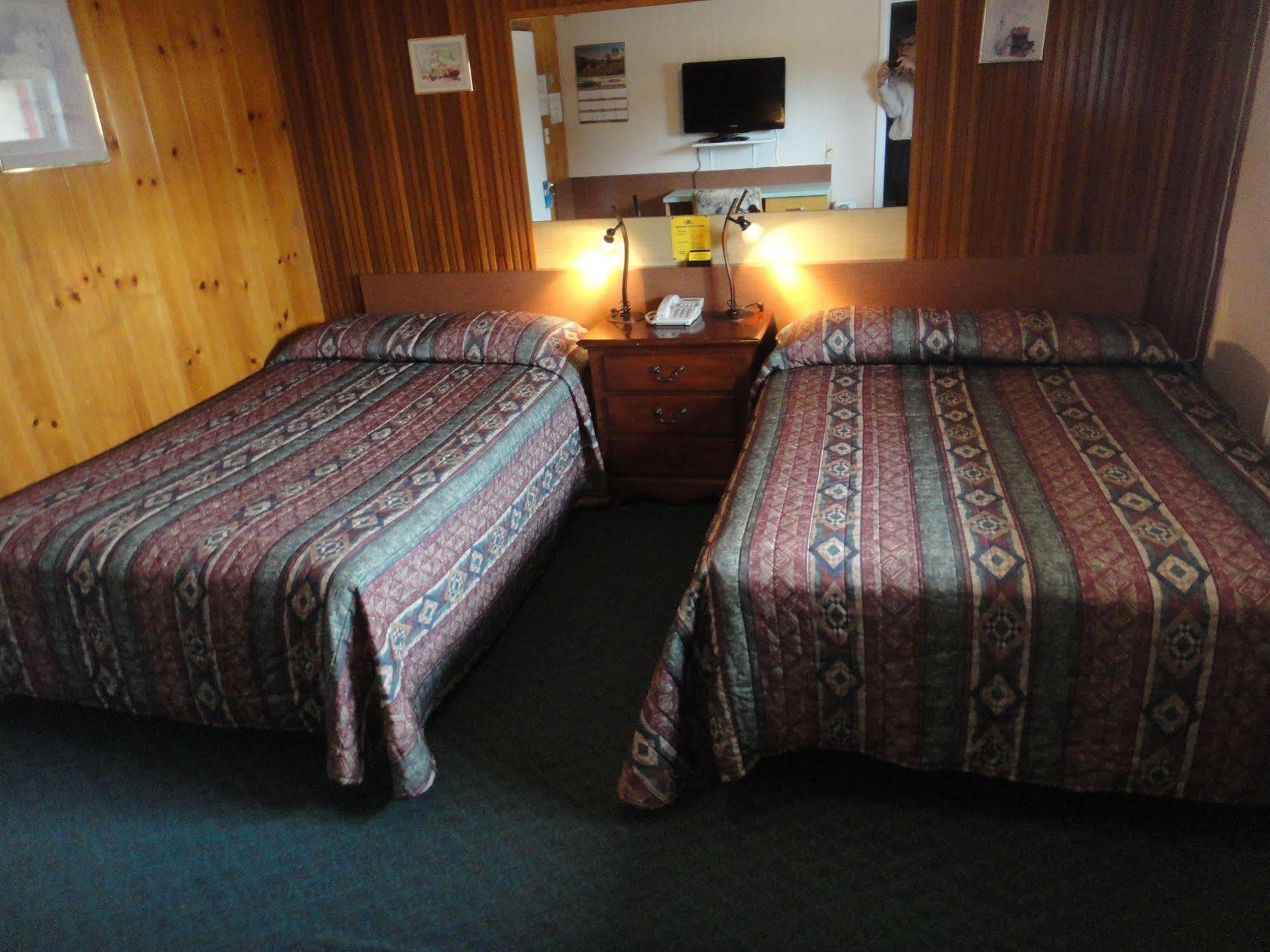 Airport Inn Quesnel Exterior foto