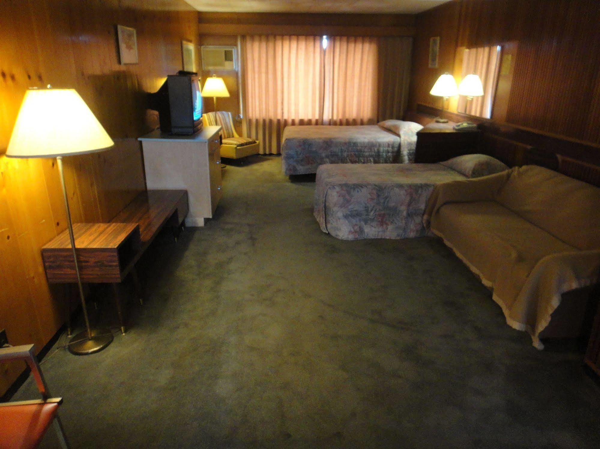 Airport Inn Quesnel Exterior foto