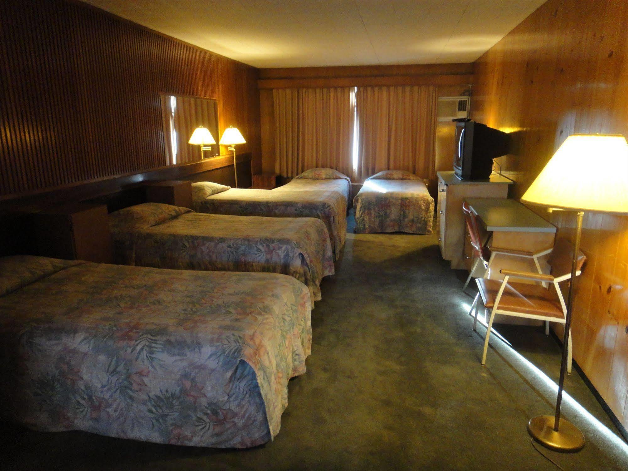 Airport Inn Quesnel Exterior foto